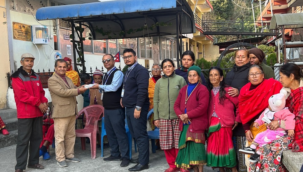 बुद्ध एयरको इमर्जेन्सी ढोका खोल्ने यात्रुले तिरेको क्षतिपूर्ति रकम वृद्धाश्रमलाई सहयोग
