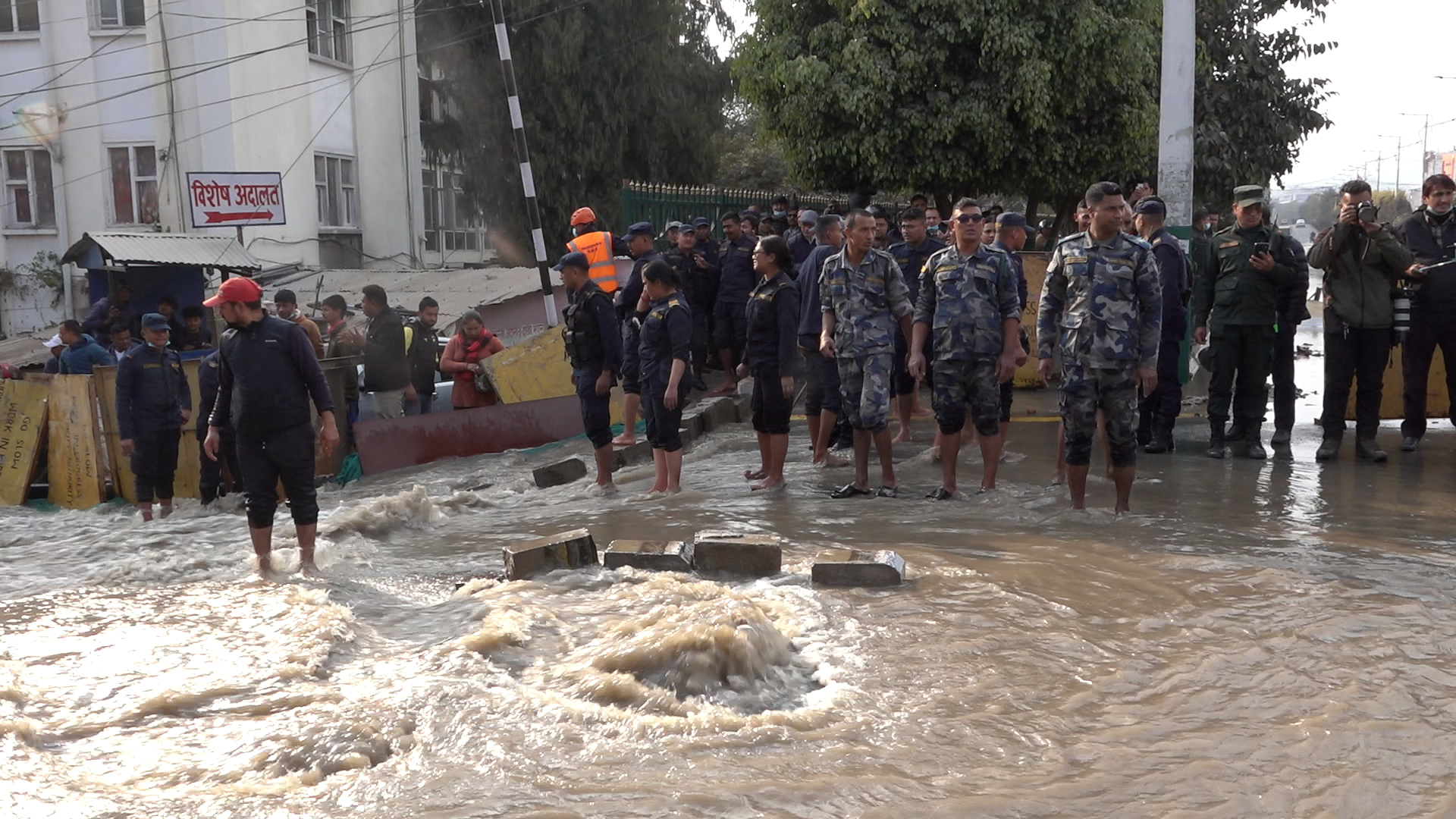 मेलम्ची खानेपानीको मुख्य पाइप फुट्दा बबरमहलमा बाढी