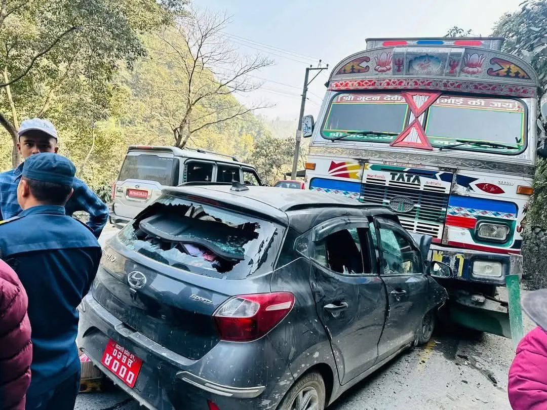 चितवनको पानिधारामा ट्रक र कार ठोक्किए : दुई घाइते, पृथ्वी राजमार्ग एकतर्फी