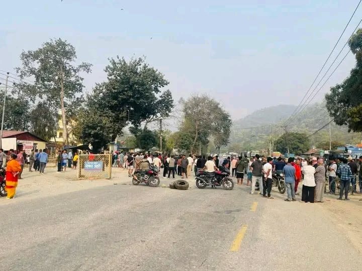 बस र म्याजिक भ्यान ठोक्किँदा म्याजिक भ्यान चालकको मृत्यु