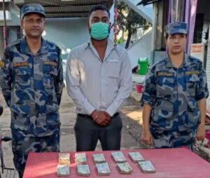 स्रोत नखुलेको १० लाख रुपैंयाँसहित युवक पक्राउ