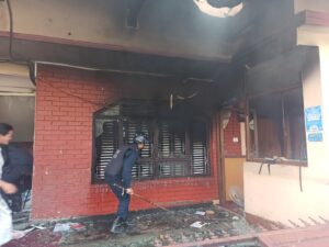 तोडफोडपछि राजावादीहरुले गरे नेकपा एसको केन्द्रीय कार्यालयमा आगजनी