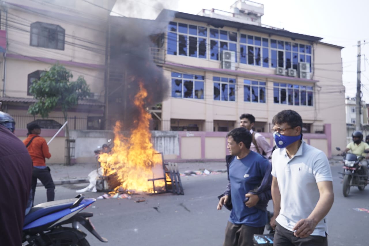 तितरवितर भएका आन्दोलनकारी तोडफोड र आगजनीमा उत्रिए