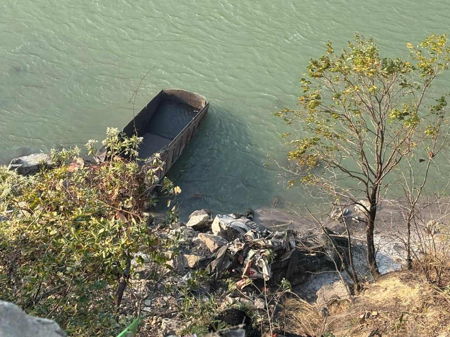 कोइला बोकेको ट्रक त्रिशूलीमा खस्दा चालकको मृत्यु