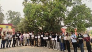 विद्यार्थीहरुले घेरे चिकित्सा शिक्षा आयोग, सिट घटाउने निर्णयप्रति आक्रोश
