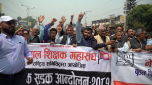 शिक्षकहरुले सडक नछाड्ने : ‘अब जितिन्छ कि बितिन्छ’ नारासहित चर्कियो आन्दोलन
