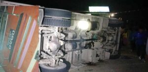 धरान–चतरा सडक खण्डमा बस पल्टियो, ३१ जना घाइते