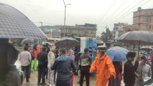 भक्तपुरको सल्लाघारीमा बिच सडकमै गाडि पल्टियो,दुई जना घाइते
