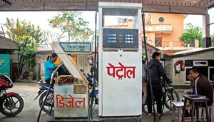 पेट्रोलको मूल्य बढ्यो, डिजेलको घट्यो