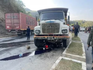 तनहुँमा ट्रिपरले स्कुटरलाई ठक्कर दियो : दाजुको मृत्यु, बहिनी घाइते