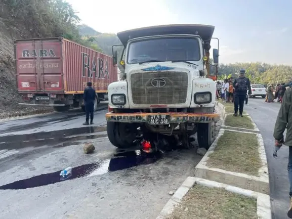 तनहुँमा ट्रिपरले स्कुटरलाई ठक्कर दियो : दाजुको मृत्यु, बहिनी घाइते