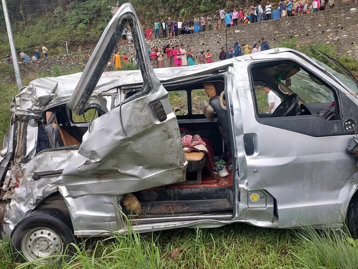 पोखराको लामेआहालमा इलेक्ट्रिक माइक्रोबस दुर्घटना  ३ जनाको मृत्यु