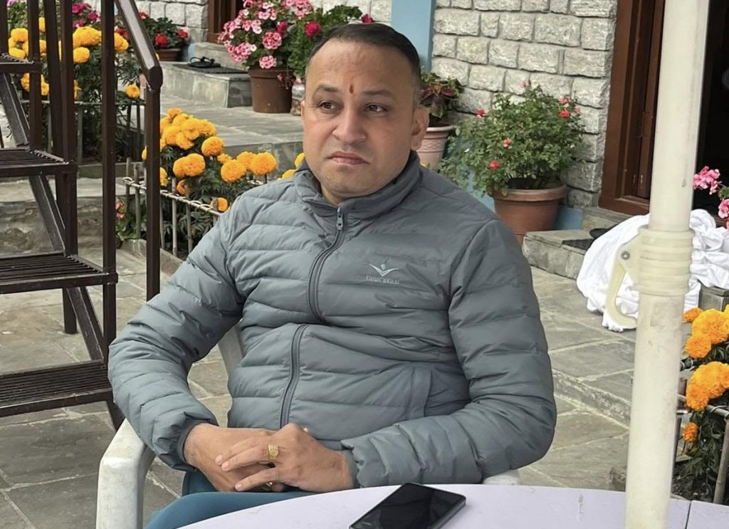 पोखरामा व्यापारी तथा कर्मचारी कुटेको आरोपमा पक्राउ परे वडाध्यक्ष देवकृष्ण पराजुली