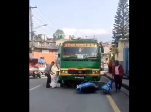 पोखराको नदिपुरमा नगर बसले स्कुटर लाई ठक्कर दिदा स्कुटर चालक घाइते