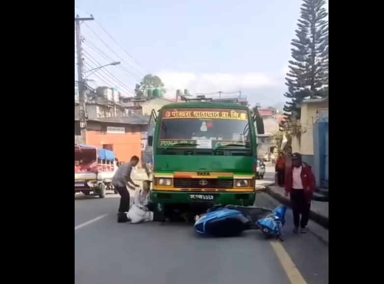 पोखराको नदिपुरमा नगर बसले स्कुटर लाई ठक्कर दिदा स्कुटर चालक घाइते