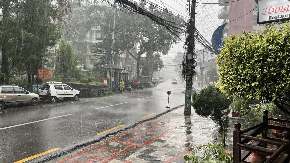 पोखरामा बिहानबाटै भारी वर्षा
