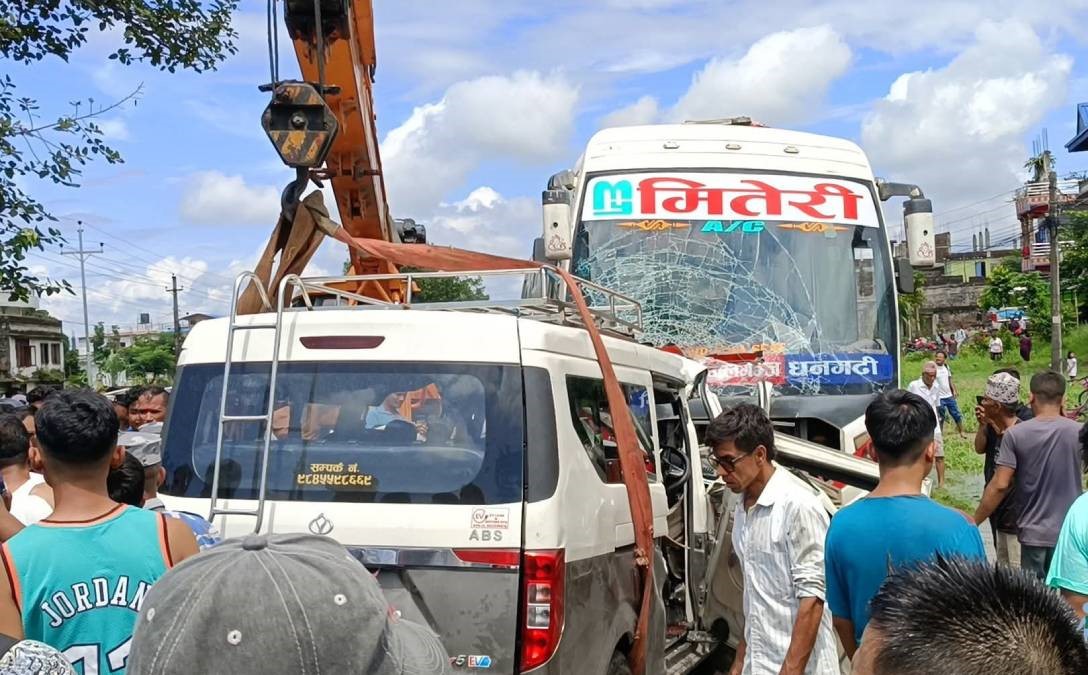चितवनमा बस र माइक्रो ठोक्किँदा सात जनाको ज्यान गयो