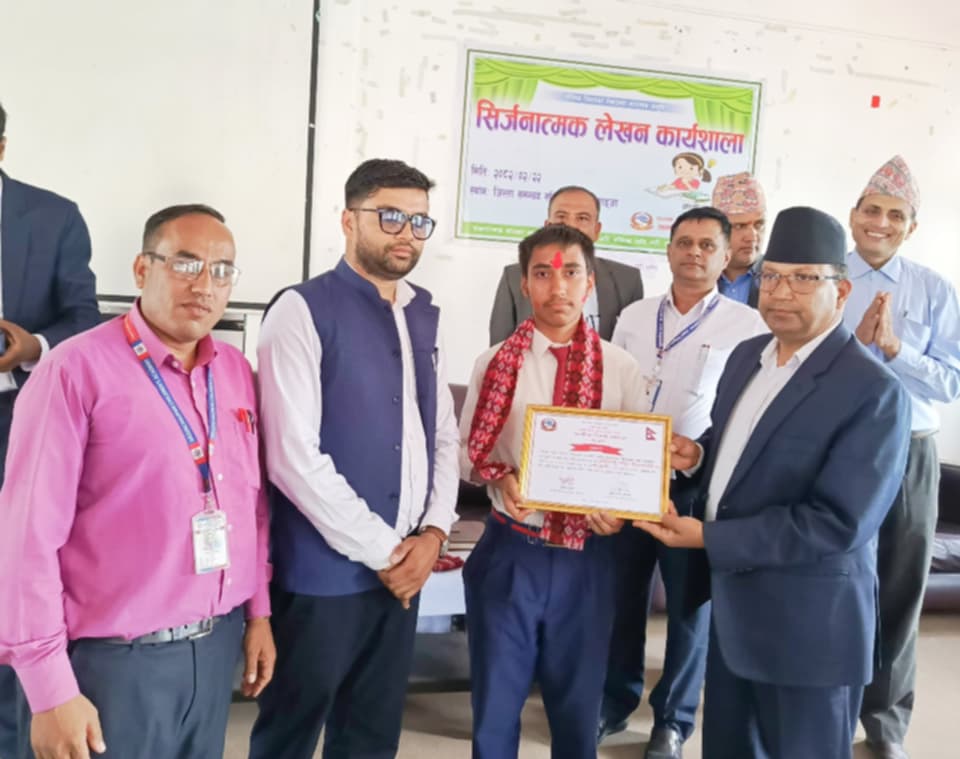 सामाजिक विकास कार्यालयले पायो उत्कृष्ट सिर्जनात्मक लेख, अर्जुनचौपारीका गगन बने जिल्लामै सर्वोत्कृष्ट