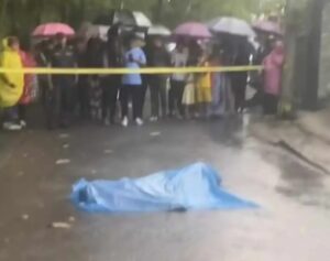 पोखरामा सडकको बिचमा एक युवक शव