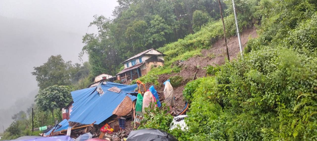 पर्वतमा पहिरोले घर पुरिँदा बेपत्ता भएका एक वृद्ध मृत अवस्थामा फेला, एक जनाको खोजि हुदै