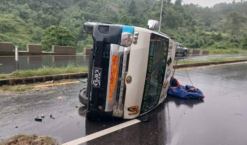 तनहुँमा आज बिहान माइक्रो बस दुर्घटना हुँदा चार यात्रु घाइते