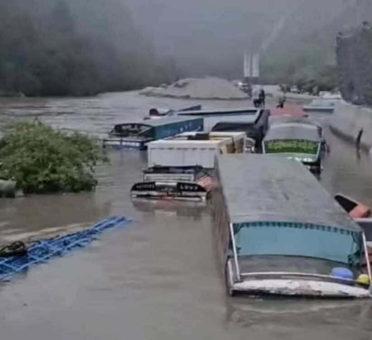 रसुवा बाढीमा ६ जना चिनियाँसहित १८ जना सम्पर्कविहीन,  ९ जनाको उद्धार