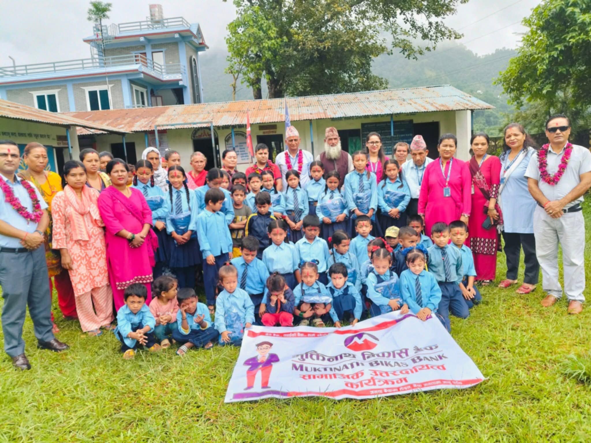 मुक्तिनाथ बैंकद्वारा सामाजिक उत्तरदायित्व कार्यक्रमको निरन्तरता, दियालोका ४५ विद्यार्थीलाई विद्यालय पोशाक वितरण