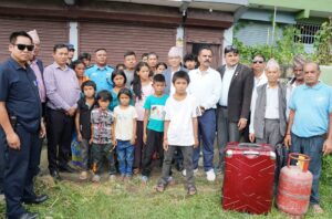 पोखराबाट फर्कियो हायु परिवार,पोखरा महानगरपालिकाका मेयर धनराज आचार्यले वडाध्यक्षको साथ लगाएर विदाइ गरे