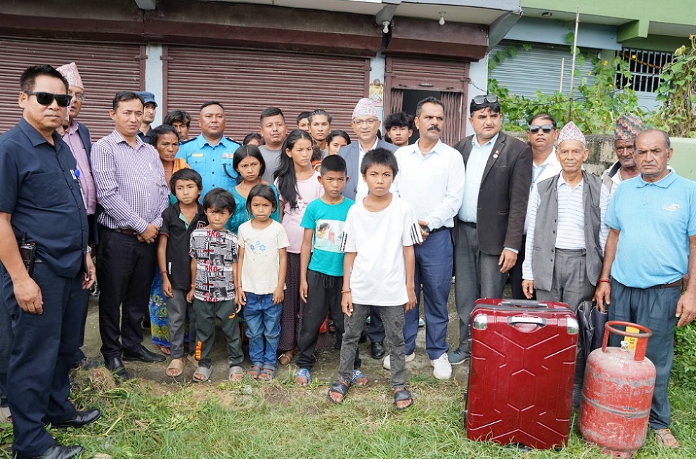 पोखराबाट फर्कियो हायु परिवार,पोखरा महानगरपालिकाका मेयर धनराज आचार्यले वडाध्यक्षको साथ लगाएर विदाइ गरे