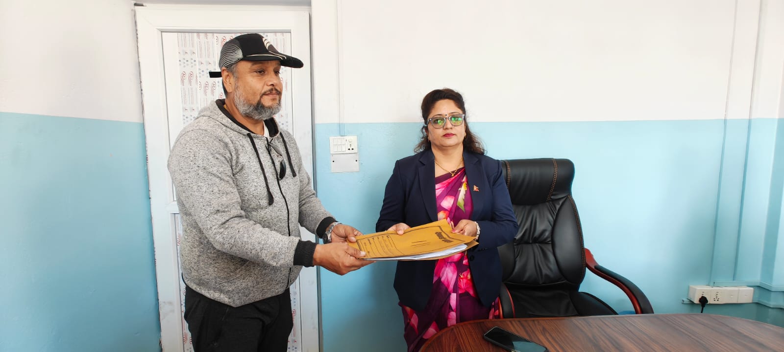 पोखराको न्युरोडमा दुवै साइड पार्किङ हुनुपर्ने माग गर्दै व्यवसायीको ध्यानाकर्षण