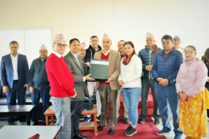 कास्की आदर्श समाजद्वारा अदालतलाई कम्प्युटर र प्रिन्टर हस्तान्तरण