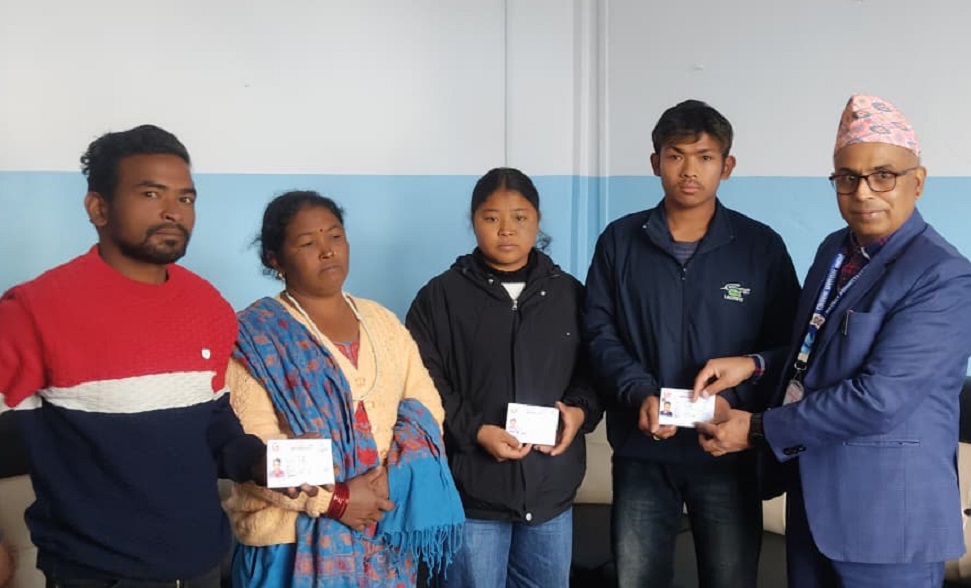 आमाको नामबाट तीन जनाले कास्कीमा लिए नागरिकता