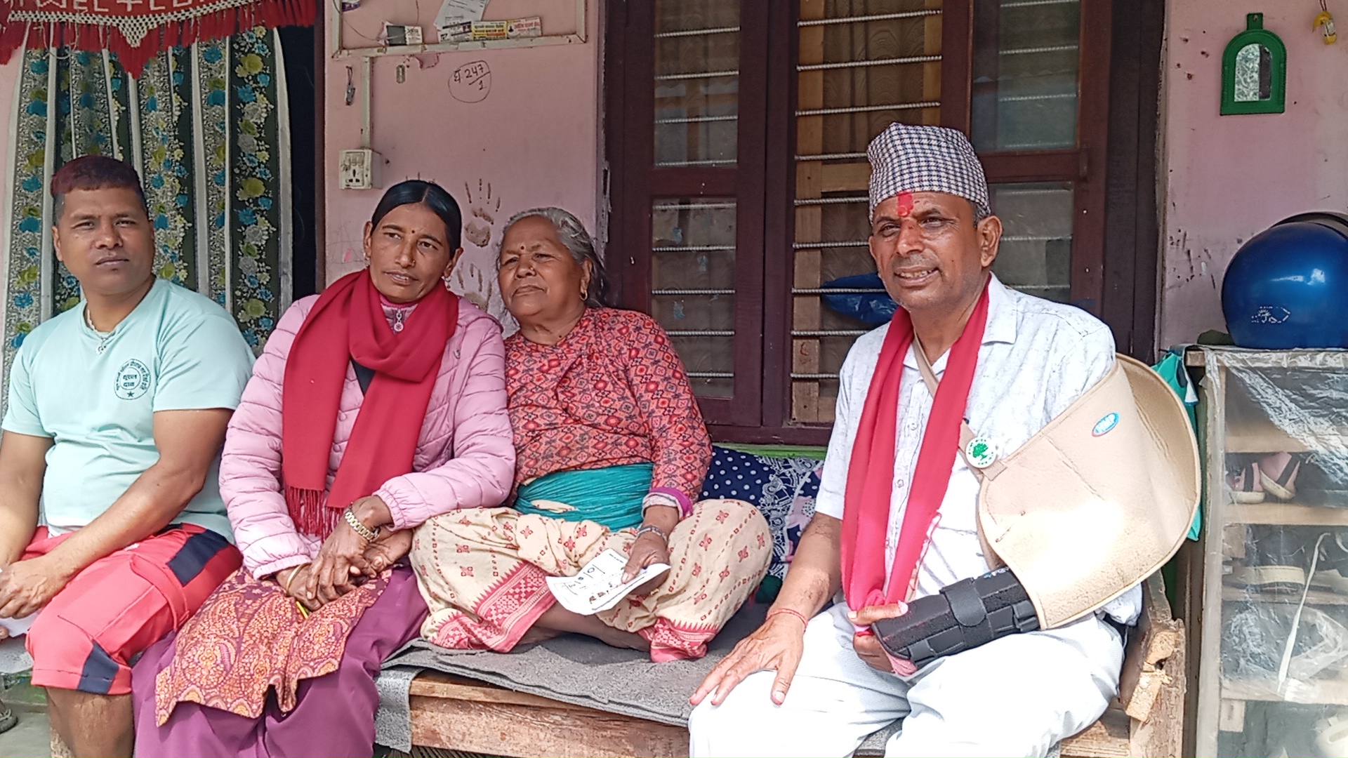 कास्की क्षेत्र नं. २ नेपाली कांग्रेसका उम्मेदवार माधब प्रसाद बास्ताेलाको भरतपाेखरीमा घरदैलो अभियान तीव्र