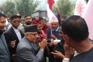 अठहत्तर बर्षीय नेता सोमनाथ अधिकारी प्यासी उम्मेदवार रश्मी आचार्यको लागि मत माग्दै घरदैलोमा