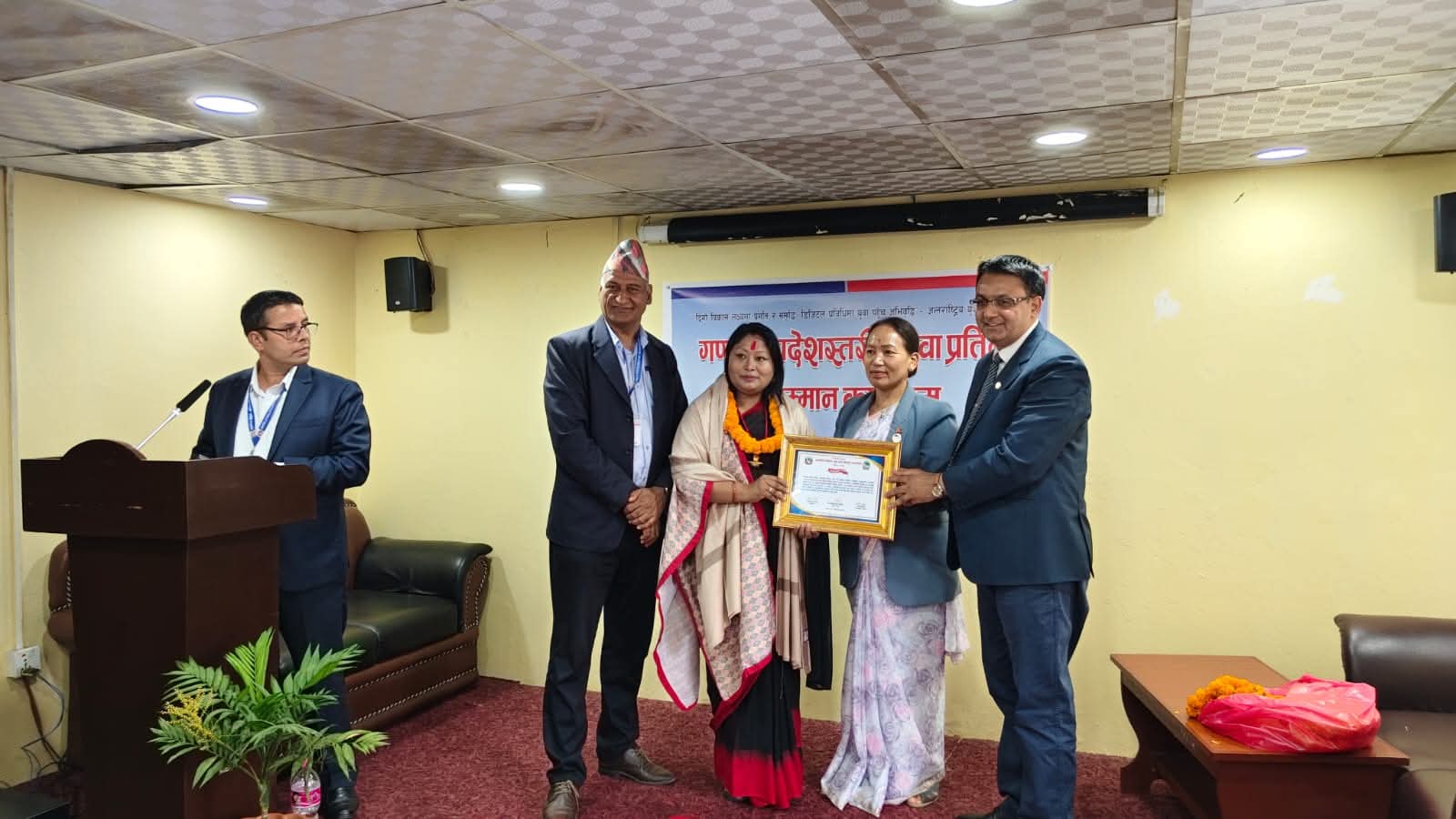 रेडियो अन्नपूर्णकर्मी कविता श्रेष्ठ गण्डकी प्रदेश सरकारको युवा सम्मानवाट सम्मानित