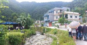 पोखराको फिर्केखोला मिचेर बनेका संरचनामा ३ दिन पछि महानगरले डोजर चलाउने
